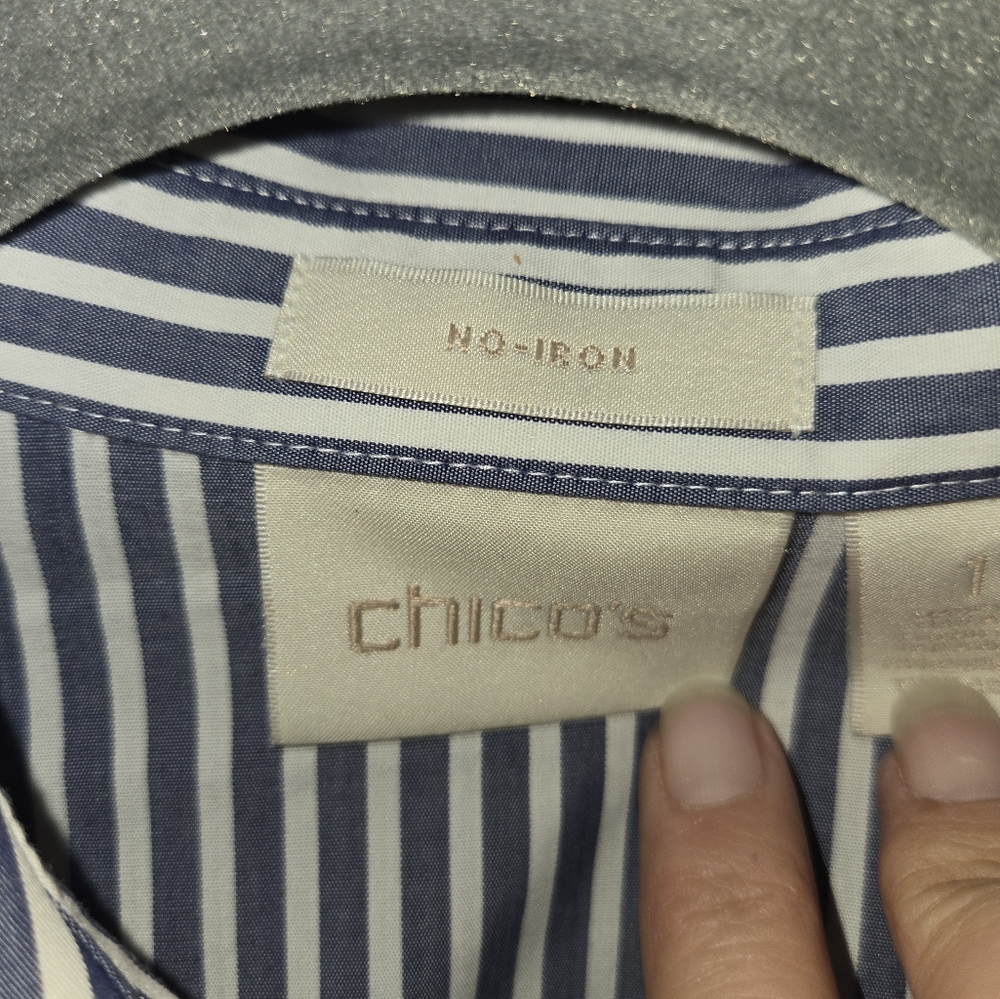 Chicos No Iron Blue White Button Up Shirt with Floral Embroidery Size 1 - Picture 8 of 10